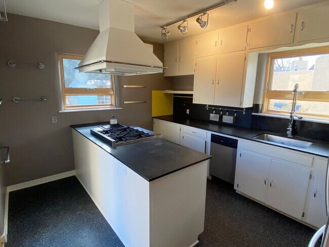 Foto del edificio - Beautiful Nob Hill Home with gourmet kitch...