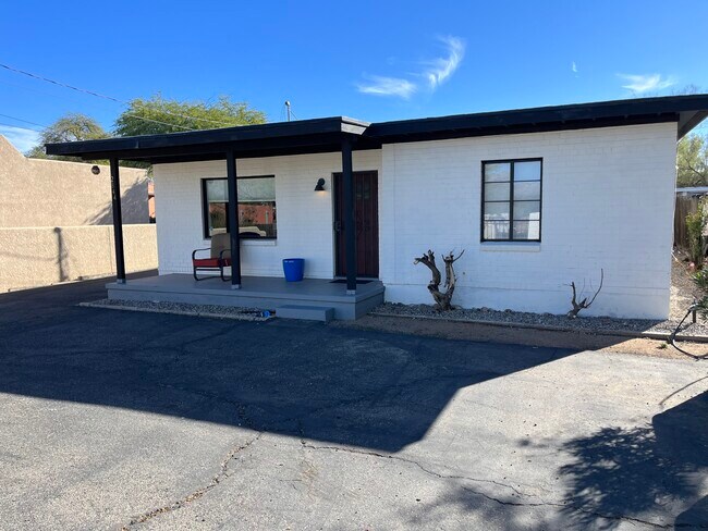 Building Photo - 2844 E Edison St