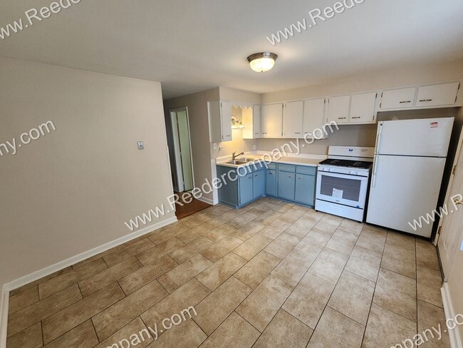 Building Photo - 2 bedroom townhome, minutes from highway a...