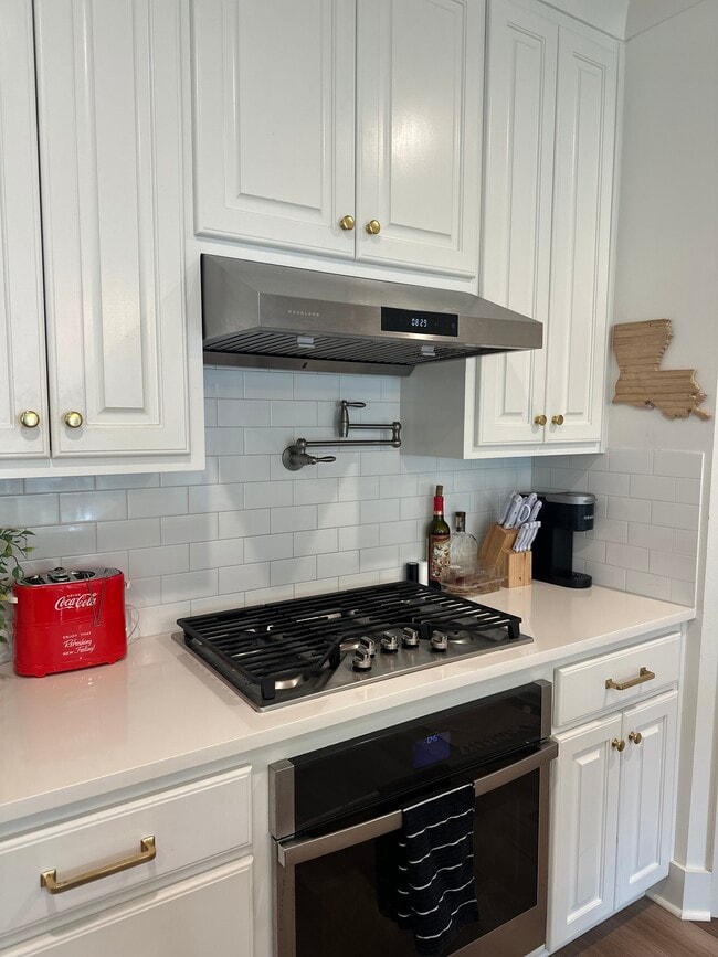 5-Burner Range - 9004 Southlawn Dr