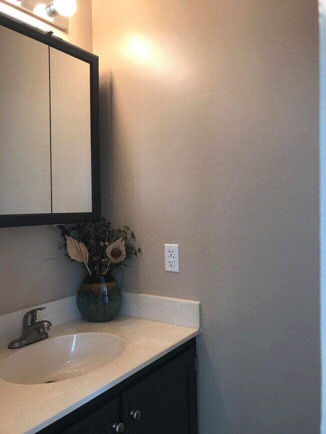 Foto del edificio - 7122 Strawn Ct