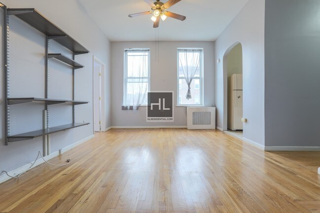Building Photo - Spacious 3 Bedroom w/ Separate Kitchen!