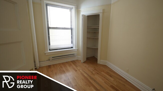 Building Photo - 434 W Belden Ave