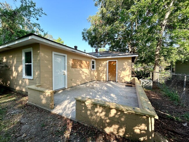 Building Photo - Charming Three Bedroom Home in a Highly De...