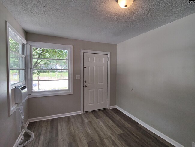 Building Photo - 1100 Rumar St