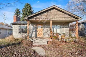 Building Photo - 3024 W Grace Ave