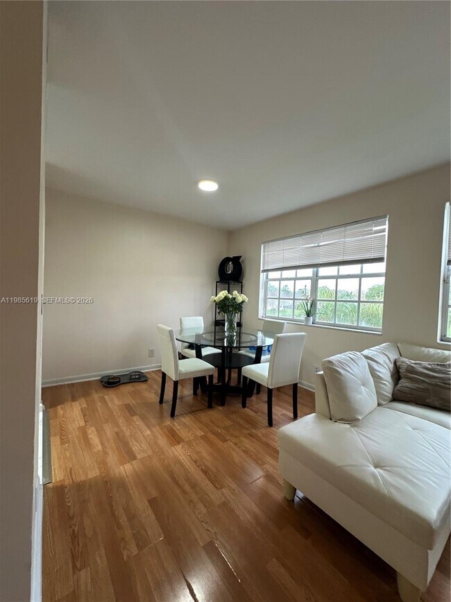 Foto del edificio - 8657 SW 5th St