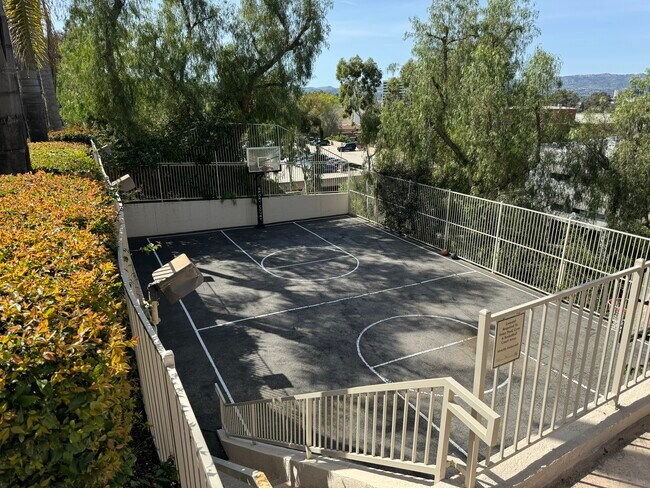 Building Photo - 5250 Premiere Hls Dr