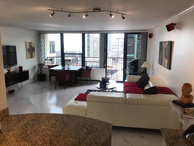 Foto del edificio - 1560 N Sandburg Terrace