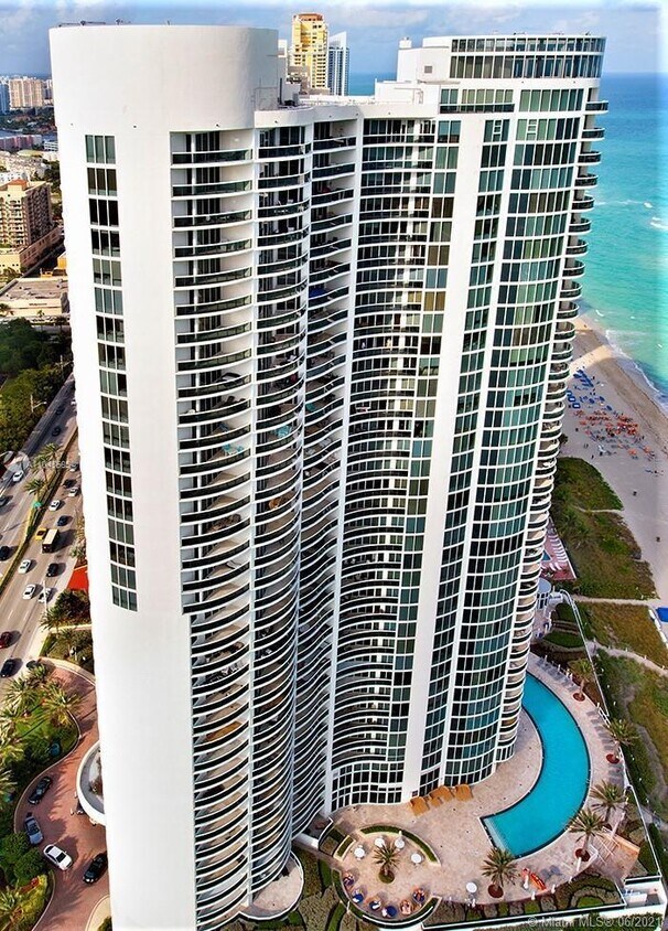 Foto principal - 17201 Collins Ave