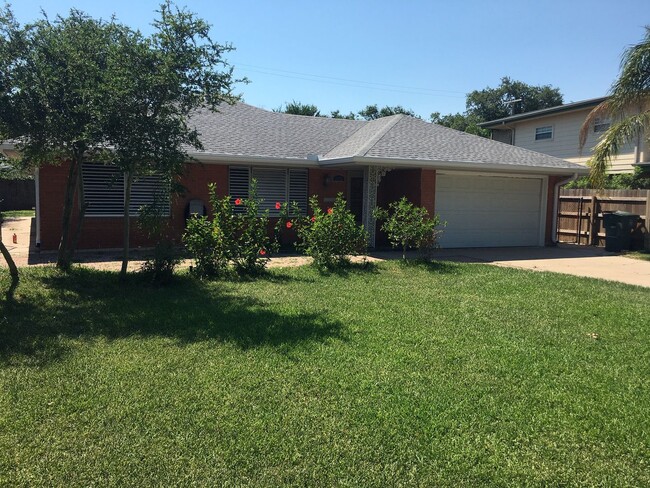 Building Photo - Beautifully renovated 3 bed/3bath near UTMB