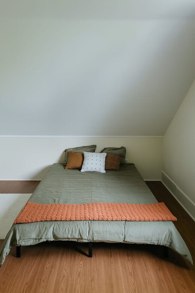 Cama tamaño queen y escritorio/silla incluidos - 99 Custer St