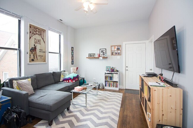 Foto del edificio - 2 Bedroom in Ukrainian Village /West Town / Noble Square - June 16th