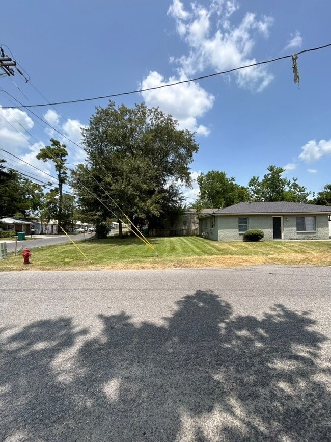 Building Photo - 880 W Verdine St
