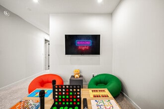 Building Photo - 53 Edith Cres NW