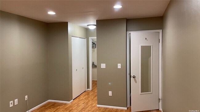 Building Photo - 8 Springfield Cir