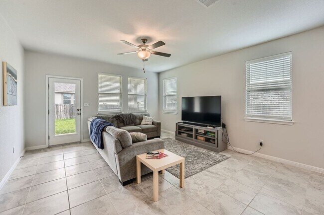 Building Photo - Huge 4-Bedroom Home in Morningstar Neighborhood