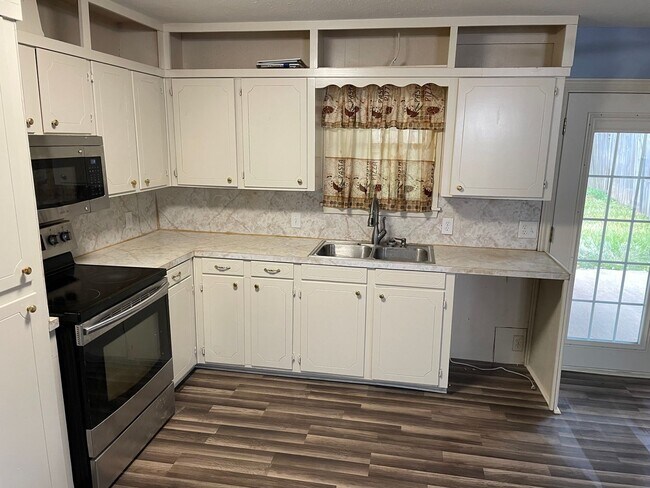 Foto del edificio - Newly Remodeled Southern Hills 4 Bedroom