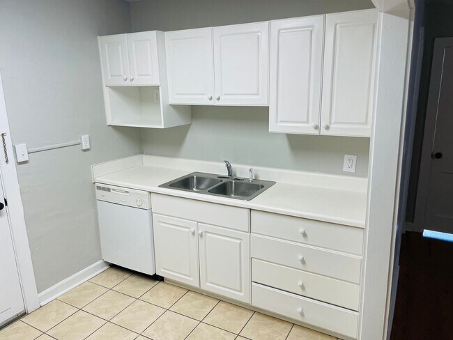 Building Photo - Charmer in the NW close to Lake Jackson- a...