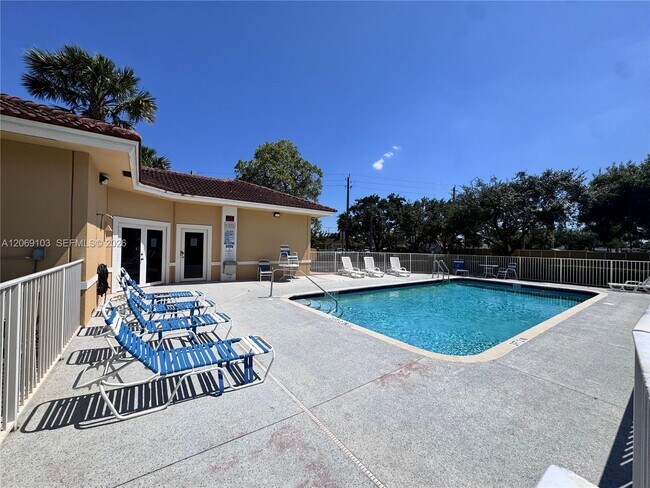 Foto del edificio - 9909 Westwood Dr
