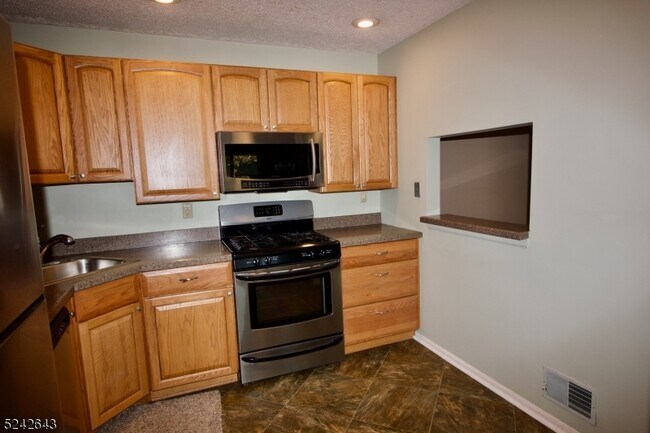 Building Photo - 166 Woodward Ln