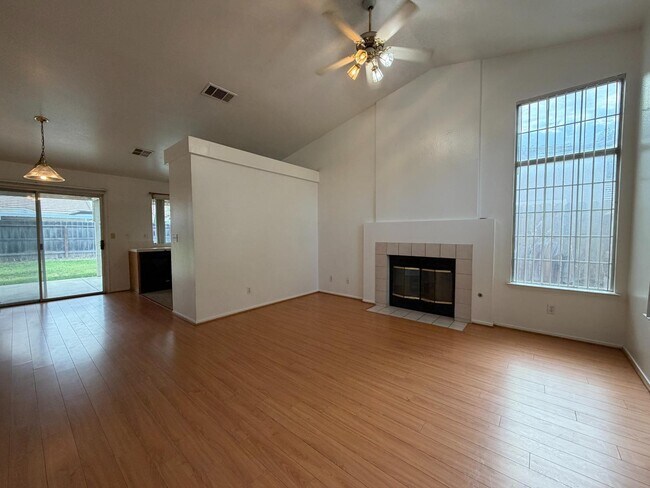 Foto del edificio - 2350 E Fallbrook Ave