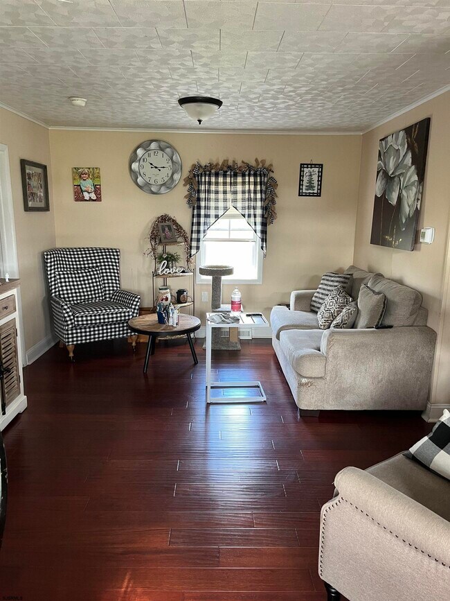 Building Photo - 11 Pine Rd