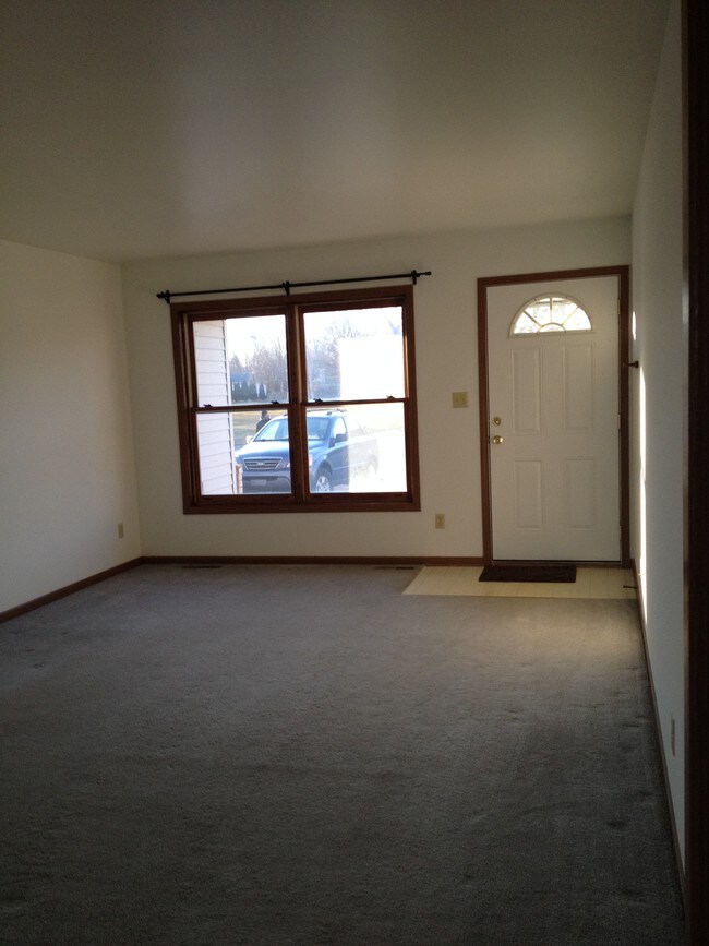 Building Photo - 42 Oak Ct