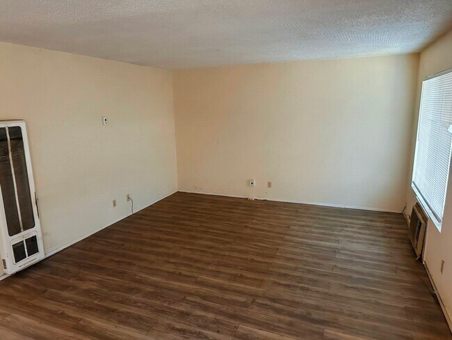¡Amplia sala de estar! - 614 Rancheria Dr