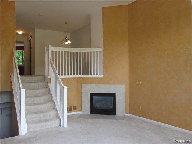 Building Photo - 16942 Farmington Rd