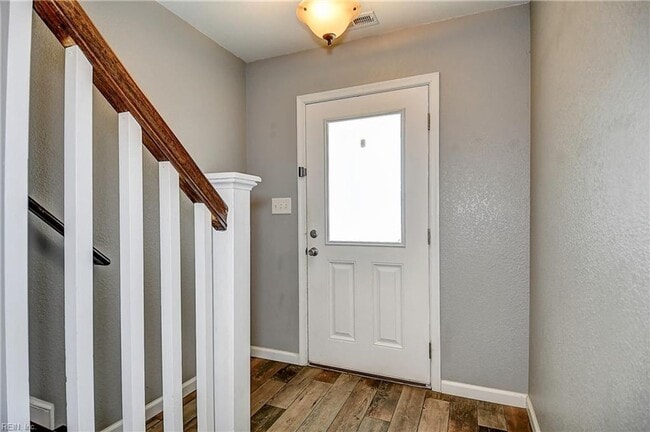 Building Photo - Three Story Condo near the Oceanfront