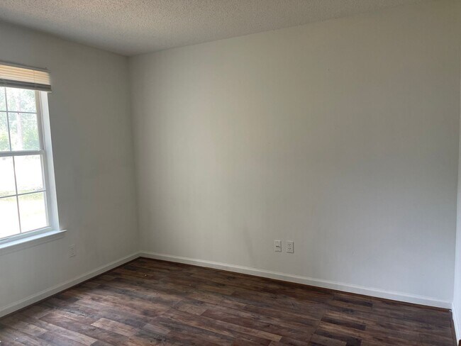 Building Photo - Newly Renovated 3/2