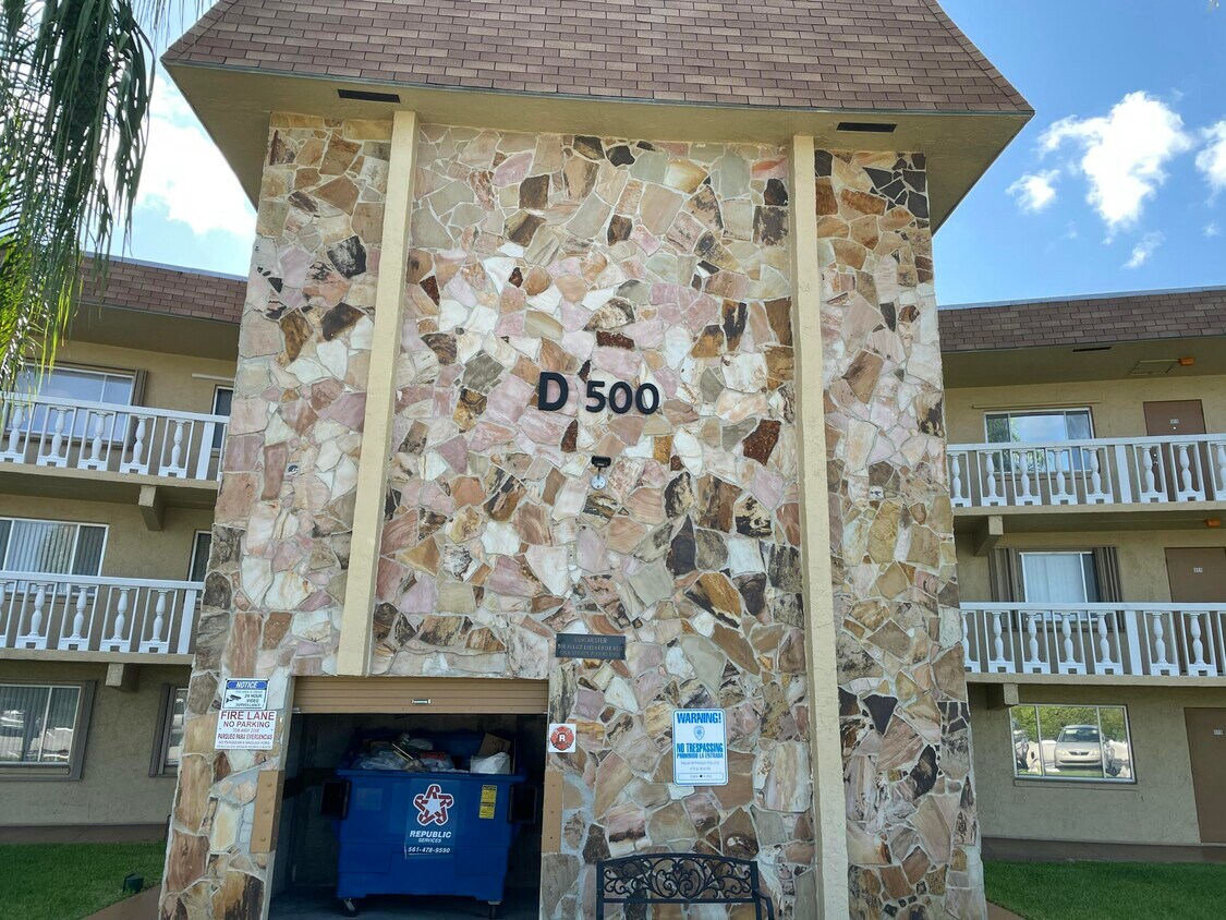Foto principal - 500 Village Green Cir W