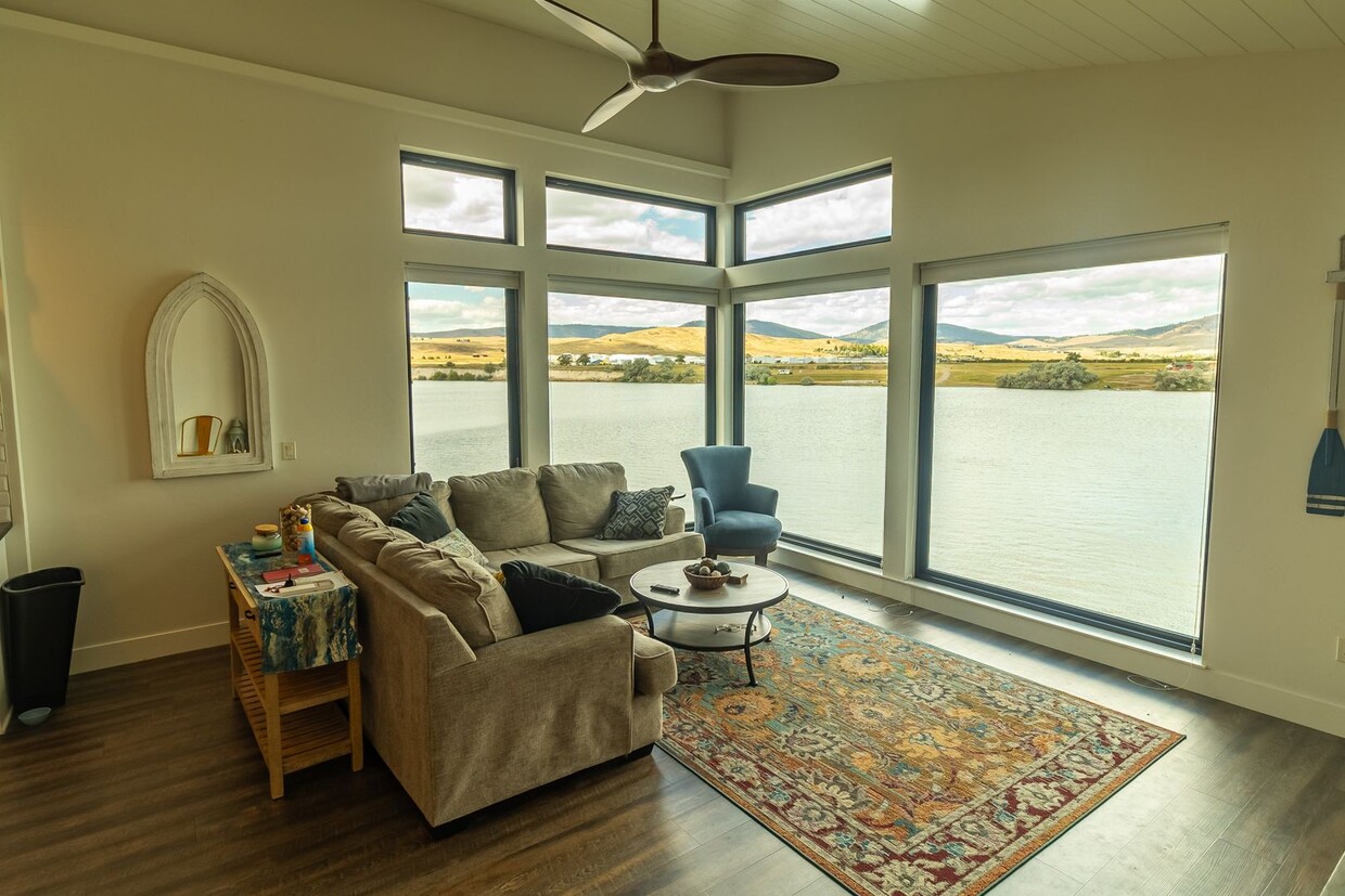 Primary Photo - Jones - Fully Furnished Condo on the River...
