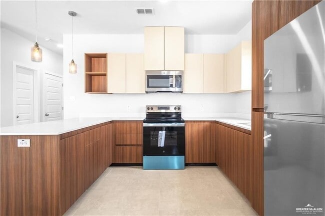 Building Photo - 404 N Onyx Ave