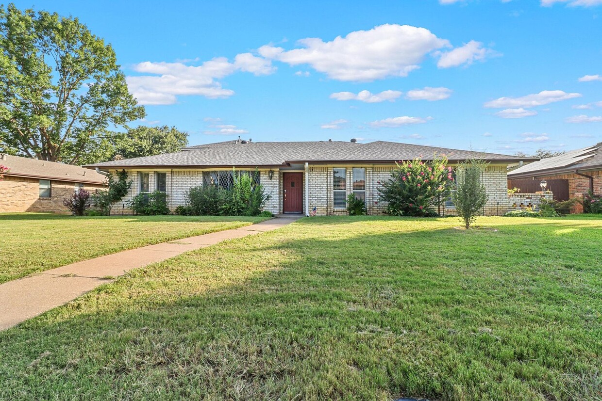 Foto principal - Sprawling Lewisville home with POOL