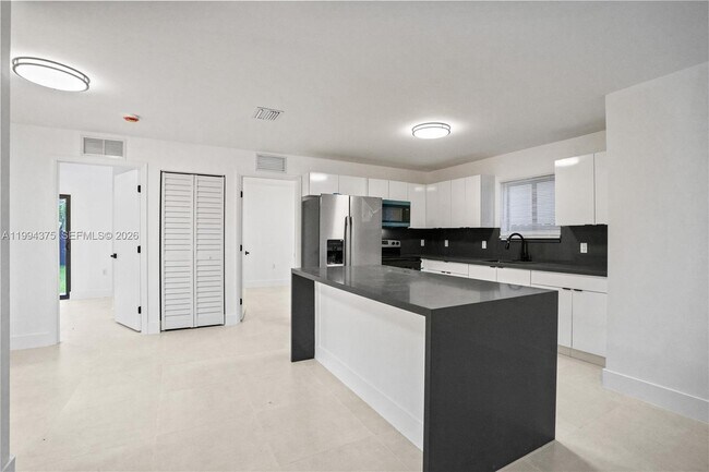 Foto del edificio - 5821 NW 30th Ave