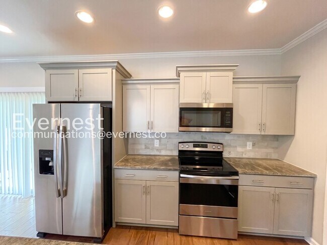 Foto del edificio - Charming Modern Home / 5 beds 3.5 baths / Garage attached / Fenced-Yard / Available now!