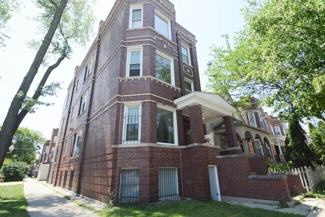 Building Photo - 3701 W Wrightwood Ave