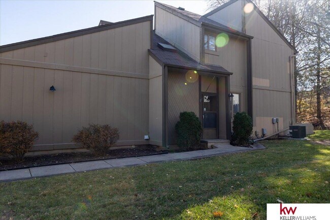 Building Photo - 15945 Gold Cir