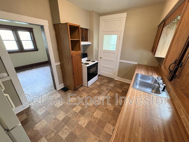 Foto del edificio - 1353 Huestis Ave