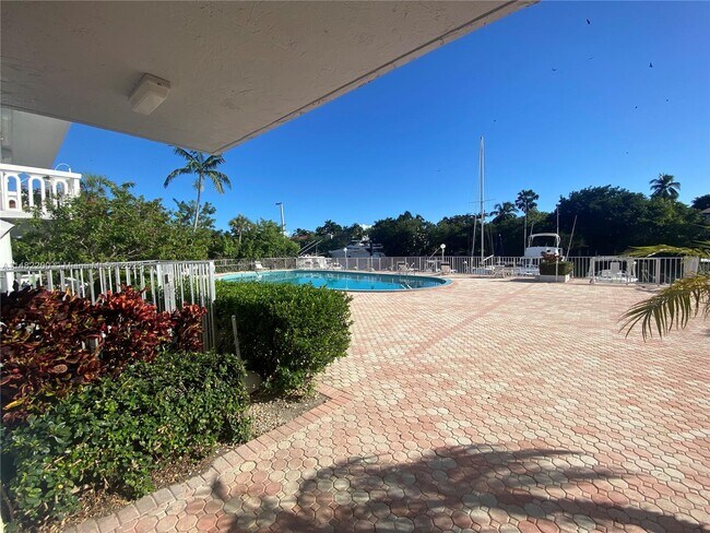 Foto del edificio - 100 Edgewater Dr