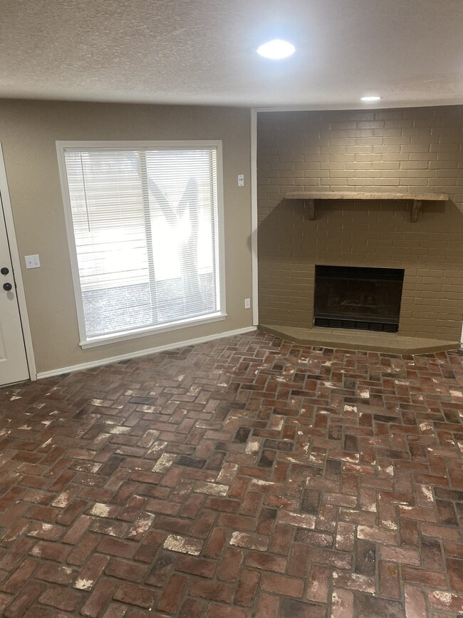 Building Photo - 1332 Eastgate Dr