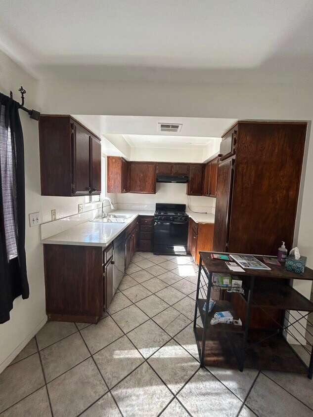 Foto del edificio - 8750 Kester Ave
