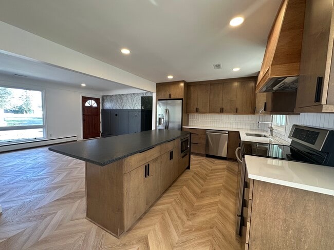 Building Photo - 3711 Ruthland Dr