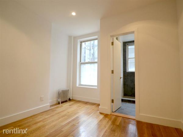 Building Photo - 164 E 104th St