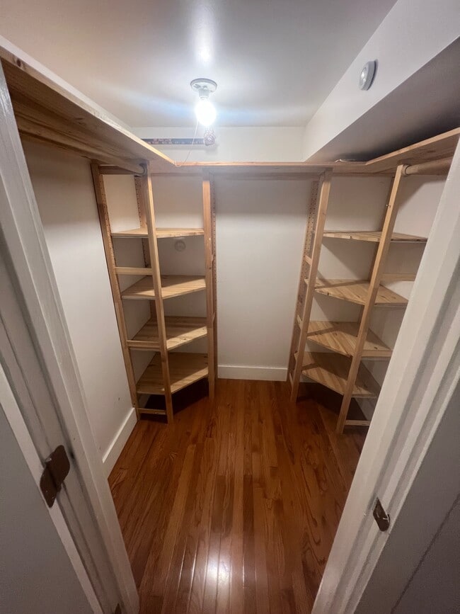 closet - 2435 Beechwood Blvd
