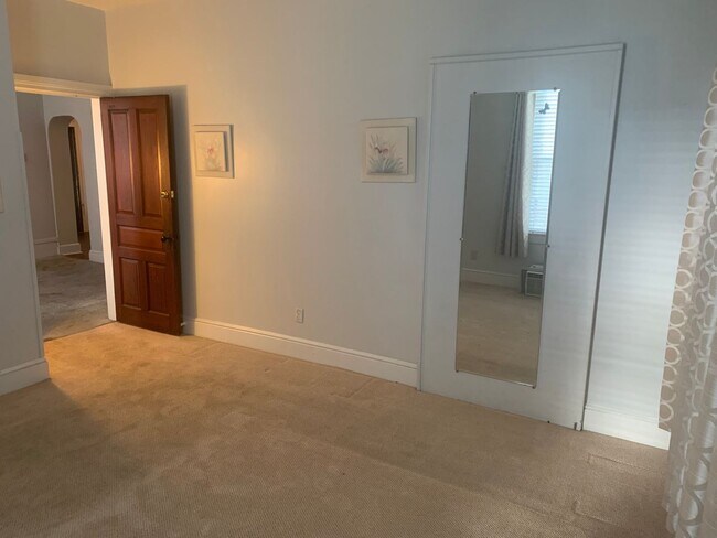 Foto del edificio - 1st floor 2 bedroom apartment with yard an...