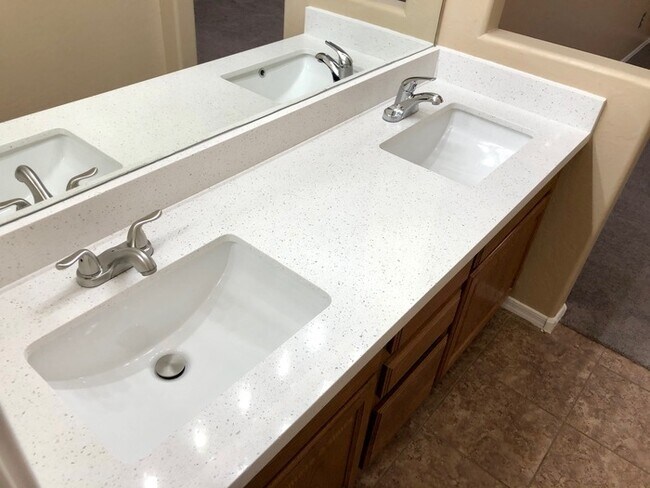 Building Photo - 805 S Sycamore #119, Mesa - Beautiful 2 Be...