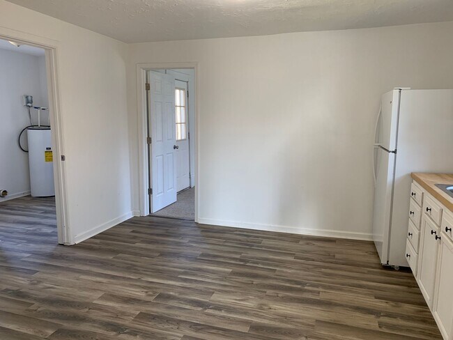 Building Photo - Gorgeous newly renovated apartment in Broo...